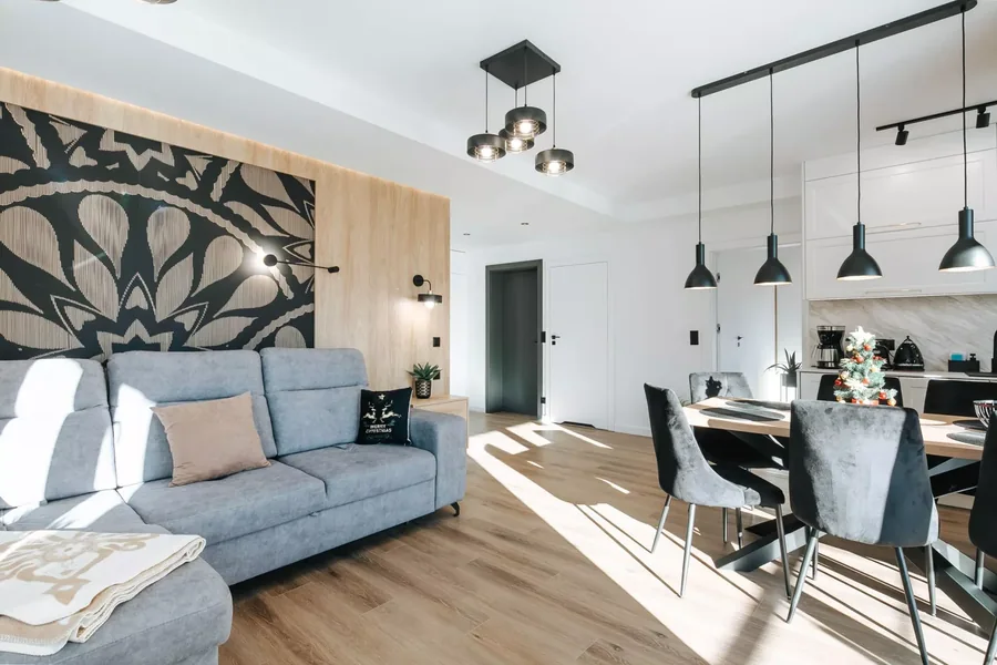 Salon ze stołem i sofą w Domu Panorama Tatr