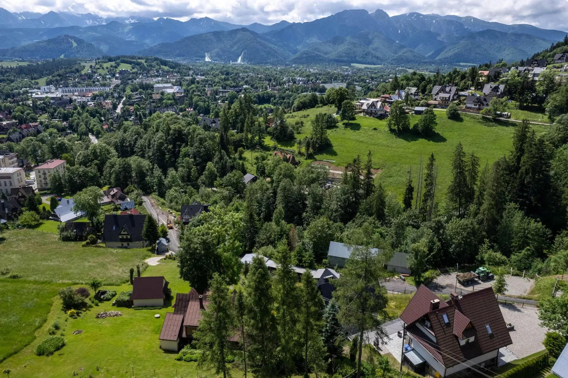 Panorama Tatr i zielonej okolicy Domu Panorama Tatr w Zakopanem