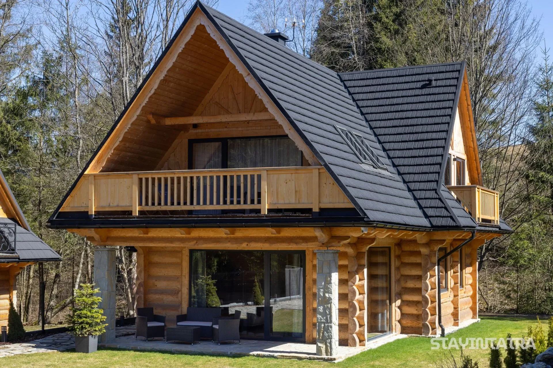 Domek Mała Łąka – drewniany budynek z balkonem