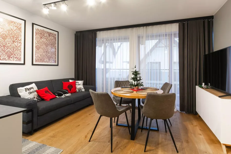 Satoła 1 – salon z sofą i stołem